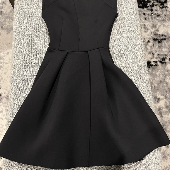 Guess deep plunging dress - Picture 3 of 3